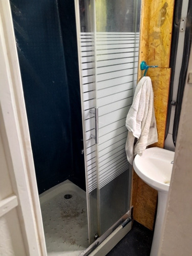 Imagen 5 de 11 de Casa En Omnibus De 25m^2 Un Dormitorio Baño Cocina Integrada. Instalación Eléctrica Y Sanitaria Completa. Vendo Equipada Con Calefon A Gas Cocina Heladera Microondas Y Aire Acondicionado Portátil..
