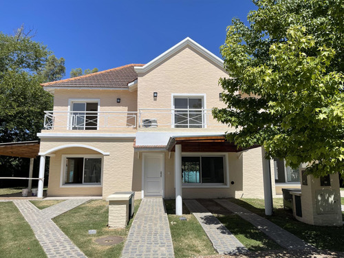 Casa Tipo Triplex En Las Margaritas Village - Pilar