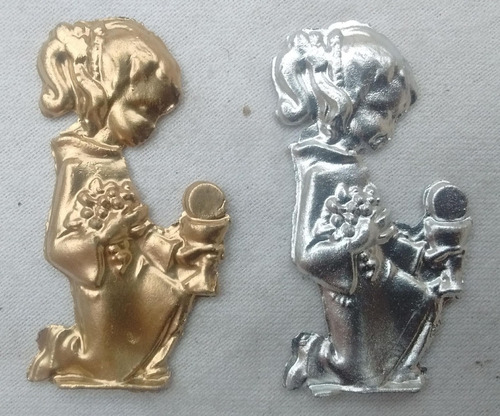 Niña Y Niño Rezando Aplique En Metal Plateado O Dorado 