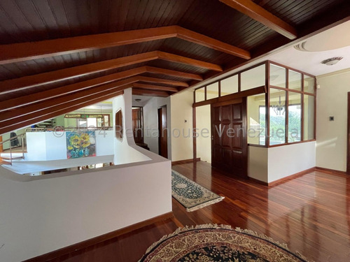 Elegante Casa En Venta En El Castaño Zona Exclusiva Hermoso Diseño Arquitectonico Piscina Privada Estacionamientos Multiples Niveles Vista Y Clima De Montaña Negociable Estef 24-21124