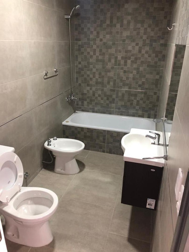 Imagen 10 de 16 de Departamento 2 1/2 Amb - Al Frente - Con Patio Y Cochera - Entrega Inmediata