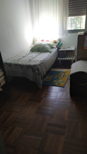 Sólida Casa En Agradable Entorno