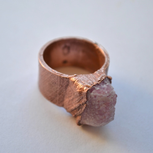Imagen 10 de 10 de Anillo Texturado Con Piedra Natural Turmalina Rosa Y Cobre