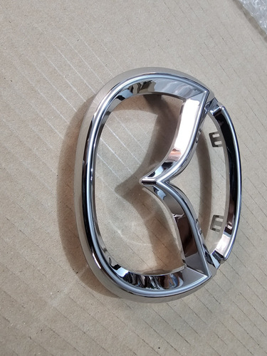 Emblema Delantero Mazda 2 Mide 12,5×19 2019-21 Original (Usado)