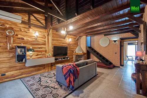 Deslumbrante Casa Distribuida En Pb Con Jardín Y Pileta