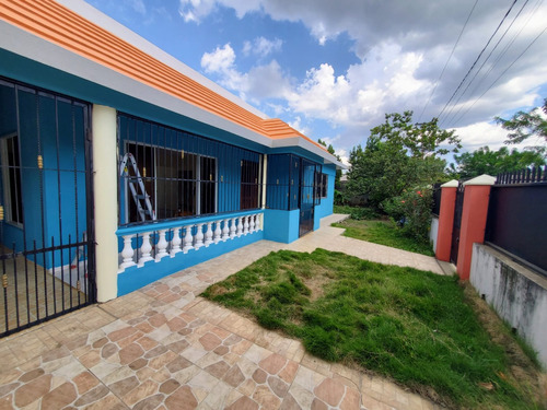 Hermosa Y Amplia Casa En Venta, Bonao