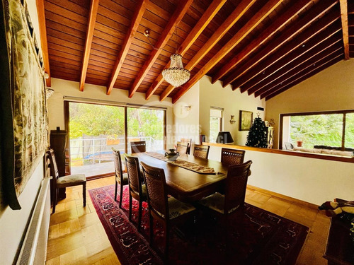 Casa En Venta De 7 Dorm. En Los Dominicos Antiguo