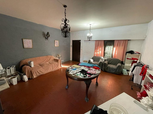 Imagen 6 de 24 de Jacinto Calvo 1135, Entre Jorge Y Bouchard, José Mármol - Casa Desarrollada En Dos Plantas Sobre Amplio Lote Y Pileta.