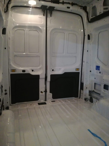 Imagen 7 de 23 de Ford Transit Diesel 2.2l 4x2 Furgon Larga Te 2023 0km 3