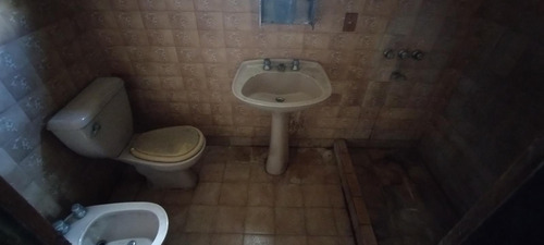 Casa De 4amb A Refaccionar En Venta Excelente Ubicacion Con Jardin