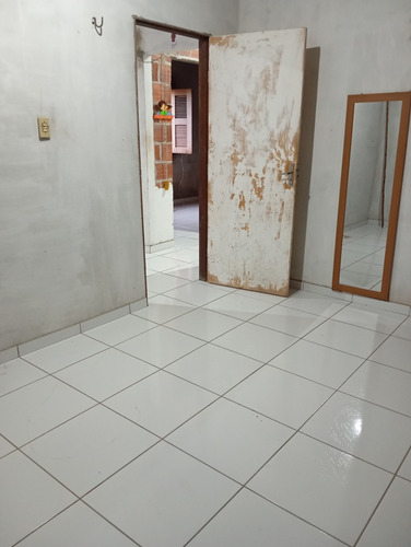 Pequeno Sítio Com Uma Casa De Dois Quartos, Sala, Cozinha