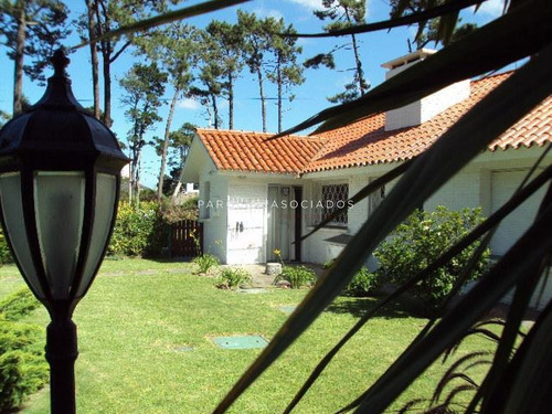 Hermosa Propiedad En Venta En Barrio Resindencial Cantegril Punta Del Este-ref:3909