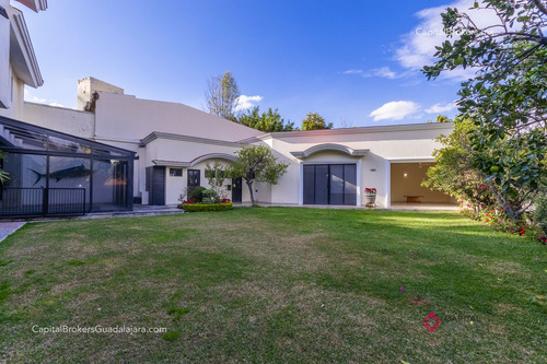 Residencia De Lujo En Venta En Colinas De San Javier, Con Alberca