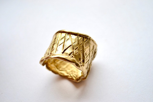 Imagen 2 de 7 de Anillo Abierto Graffiti, Texturas Modeladas A Mano, Bronce