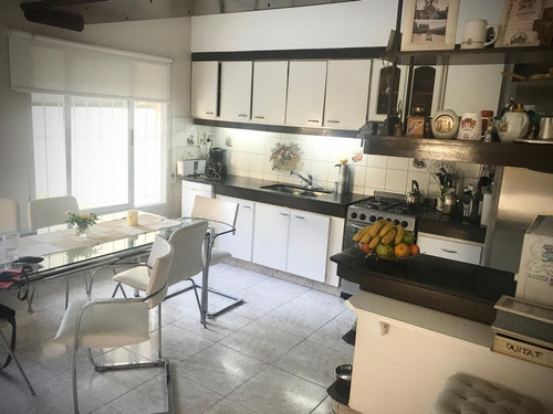 Imagen 3 de 10 de Amplio Chalet Con Jardin, Pileta, Parrilla, En Florida