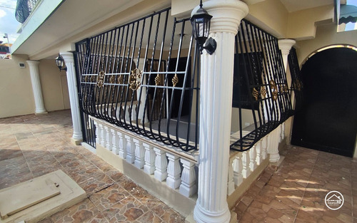 Casa Familiar De 4 Habitaciones, Próxima A La Sirena De San Isidro
