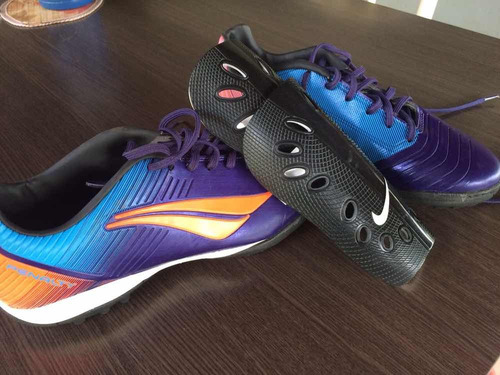 Par De Chuteiras Penault N40 E Caneleiras Nike