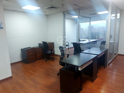 Oficina Ubicada En Edificio Mistral, Las Condes