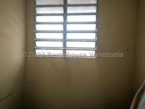 María Valera Trae En Venta Casa-comercial Con 1 Local Extenso Con Su Baño Y Oficina, En Centro Este De Barquisimeto, Agua Constante, Piso De Granito, Cantv, Aba, Ideal Para Uso Comercial O Residencial