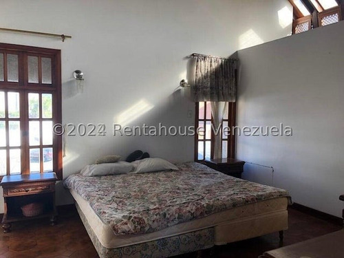 Tg Excelente Casa En Venta En Santa Paula Con Terraza Y Hermosa Vista, Calle Cerrada. 24-28413 Ys