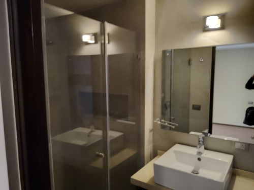 Renta Exclusivo Departamento, Amplio, Cómodo, Bien Ubicado Y De Lujo, Con Terraza, 3 Recámaras Con Closet Y Baño Cada Una, Solo 3 Unidades, Tercer Nivel Premium, Renta Ejecutiva, Cocina Integral.