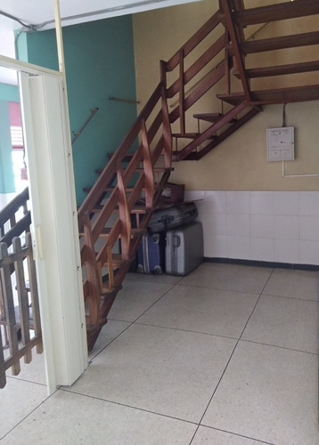 Imagen 8 de 21 de Casa-quinta De Dos Plantas En Calle Cerrada