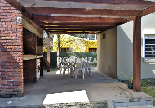 Casa En Alquiler, Piriápolis. 4 Cuadras De La Playa Y Rambla. 2 Dormitorios 2 Baños. Gran Parrillero Techado. Wifi, Aire Acondicionado, Alarma Tv Cable