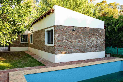 Casa De 2 Dormitorios Con Pileta En Venta - Roldan