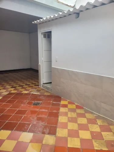 Casa Remodelada Tiene Un Cuarto Que Sirve Como Local O Habitación Con Baño Privado