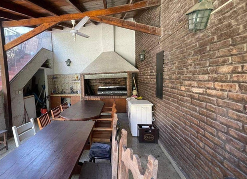Casa En Venta - 4 Dormitorios 5 Baños - Morón