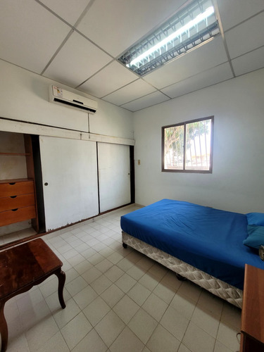 Cómoda Casa De Uso Residencial O Comercial, En Plena Av. Bolívar De Lechería