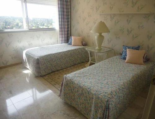 Apartamento En Venta De 3 Dormitorios En Playa Mansa