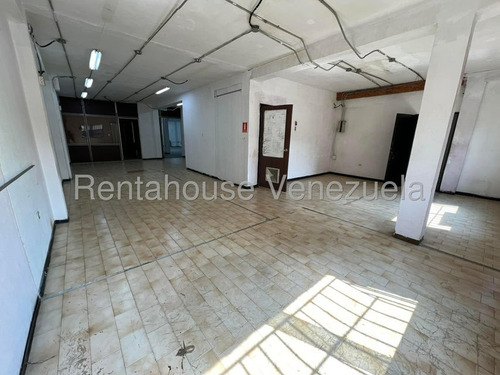Edificio Industrial En Alquiler En Catia Con Montacarga Y Electricidad 440 Ideal Para Fabricas Depositos Distribuidores Con Showroom Exhibicion Galpon Oficinas Deposito Importadores 25-10144