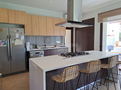 Casa Moderna De Un Piso Con Amplios Espacios En Arriendo