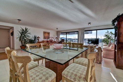 Amplio Apartamento Frente Al Puerto De Punta Del Este!!-ref:561