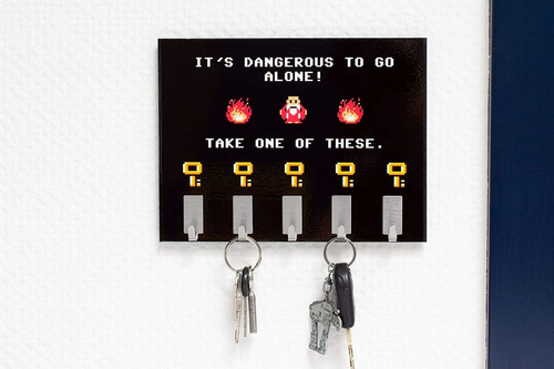 Getdigital 8459 Dangerous To Go Alone - Llavero Para Pared C