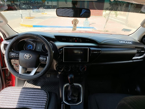 Imagen 4 de 12 de Camioneta Toyota Hilux 4x4 Turbo Diesel Intercooler Srv