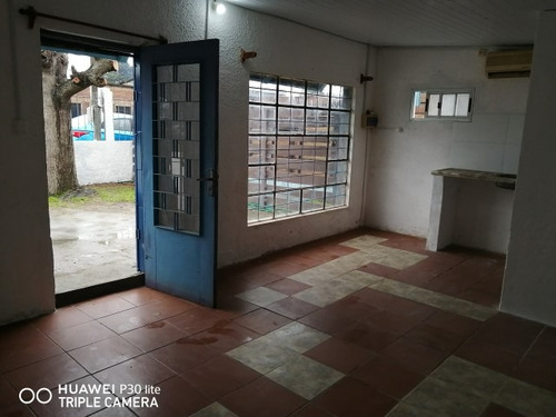 Publicado 5 De Julio De 2025- Por Lopezyhernandos Alquila Monoambiente, Baño Y Patio Con Lugar Para Coche. Centenario 1686