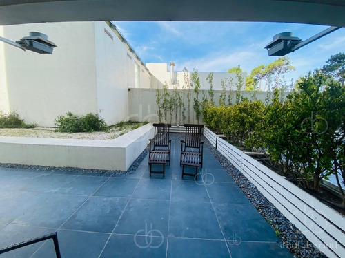 Imagen 2 de 19 de Punta Del Este, 2 Dormitorios Con Amplia Terraza Y Servicios.- Ref: 54484