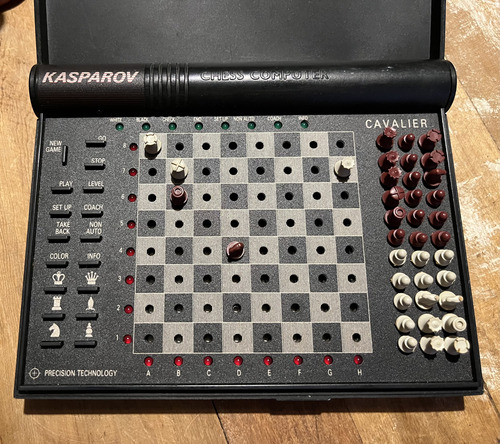 Jogo Kasparov Chess Computer Cavalier Saitek Jogo De Xadrez (Usado)