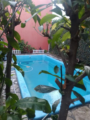 Casa 6 Ambientes, Suite, Escritorio, Cochera, Jardín Con Pileta Y Terraza.