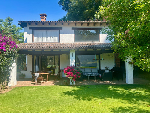 Casa En Condominio Con Alberca, Cancha De Tenis, Jardines. Excelente Ubicación