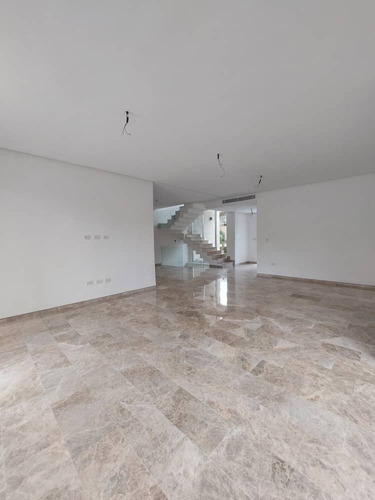 Julian Acosta. Vende Exclusivo Town House, Cumbres De Guataparo