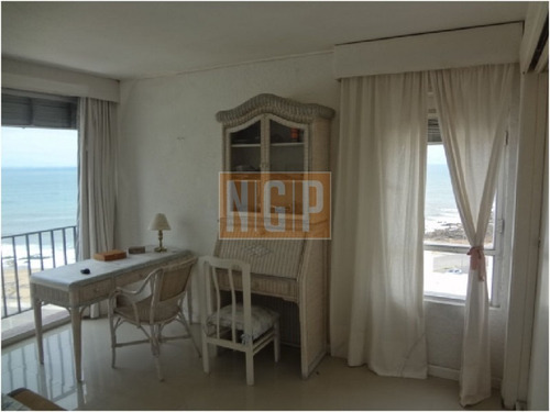 Departamento En Punta Del Este, Torre Cuenta Con Todos Los Servicios.-ref:16525