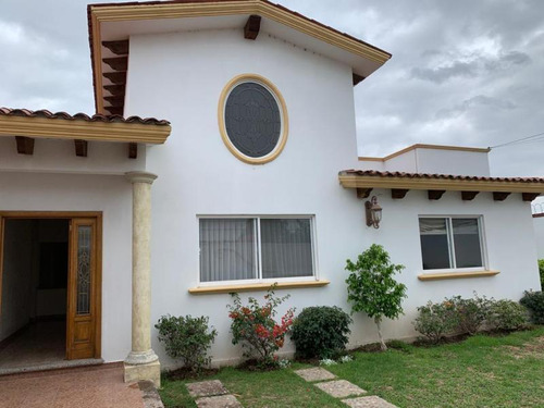 Casa Sola En Venta En Villas De Irapuato, Irapuato, Guanajuato