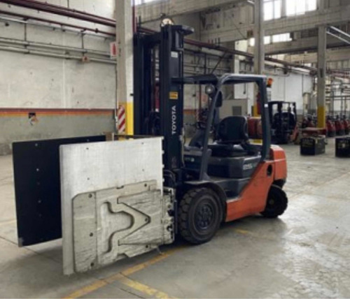 Imagen 2 de 25 de Autoelevador Toyota Fg25 Con Clamp Cascade 2012 Envio A Pais