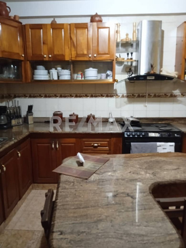 Imagen 2 de 10 de Casa Quinta Dos Niveles Urb. Nueva Andalucia Av. Cancamure