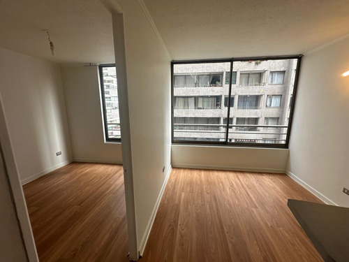 Departamento A , 2 Cuadras Estacion Santa Ana Metro