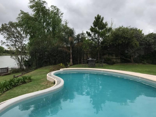 Casa En Venta Sobre La Laguna En El Barrio Santa Barbara