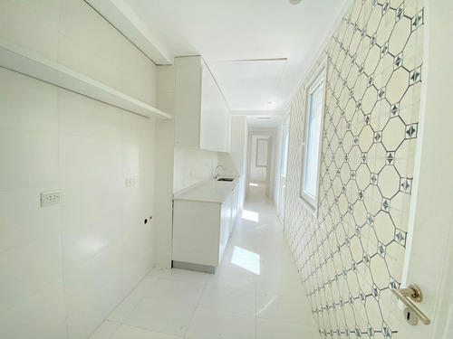 Imagen 21 de 30 de Venta | Casa De Tres Plantas | 6 Dormitorios En Suite | Lote Al Agua | El Golf